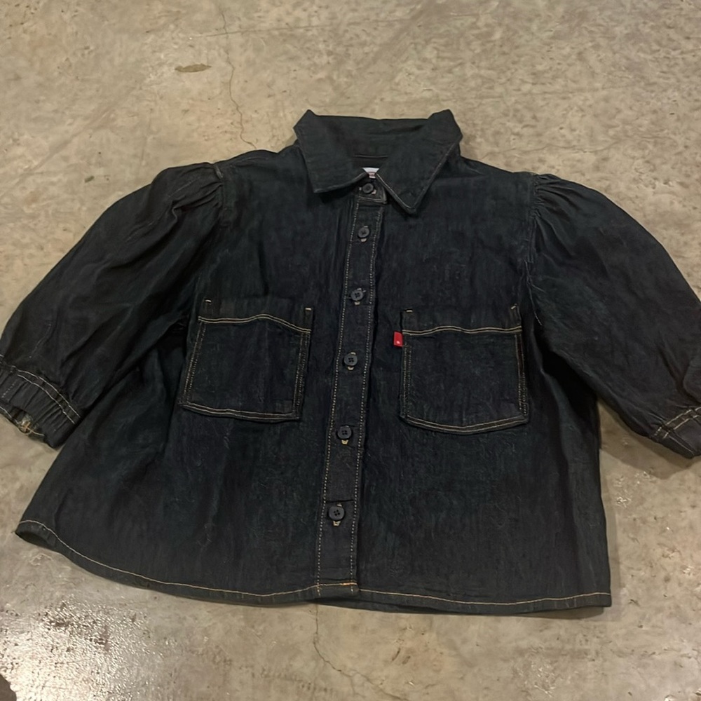 Super cute Levi’s denim blouse